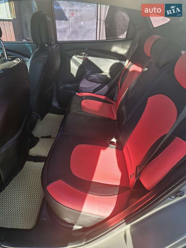 Внедорожник / Кроссовер Hyundai ix35 2010 в Очакове фото 18 Внедорожник / Кроссовер Hyundai ix35 2010 в Очакове