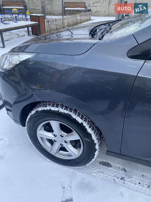 Внедорожник / Кроссовер Hyundai ix35 2011 в Чернигове