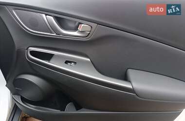 Внедорожник / Кроссовер Hyundai Kona Electric 2019 в 