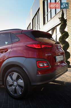 Внедорожник / Кроссовер Hyundai Kona Electric 2019 в 