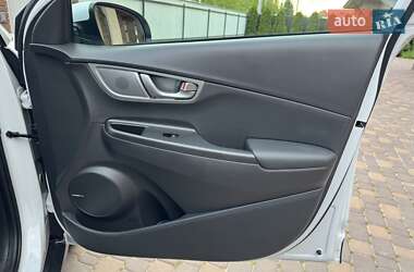 Внедорожник / Кроссовер Hyundai Kona Electric 2019 в 