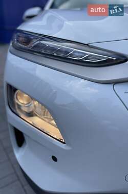 Внедорожник / Кроссовер Hyundai Kona Electric 2020 в 