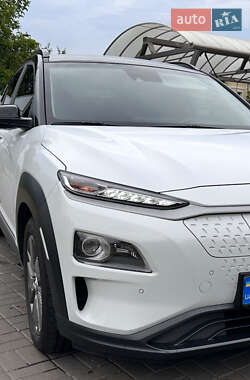 Внедорожник / Кроссовер Hyundai Kona Electric 2020 в 