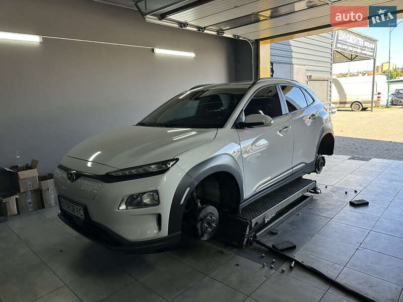 Внедорожник / Кроссовер Hyundai Kona 2018 в Хмельницком