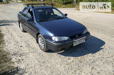 Седан Hyundai Lantra 1995 в Виньковцах