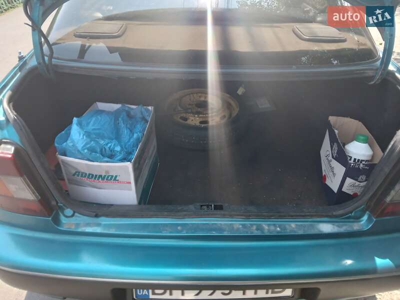 Седан Hyundai Lantra 1992 в Одессе