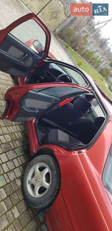 Седан Hyundai Lantra 1993 в Черновцах