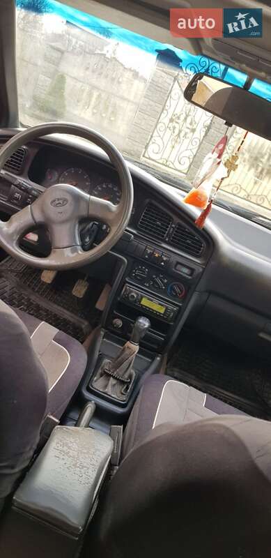 Седан Hyundai Lantra 1993 в Черновцах