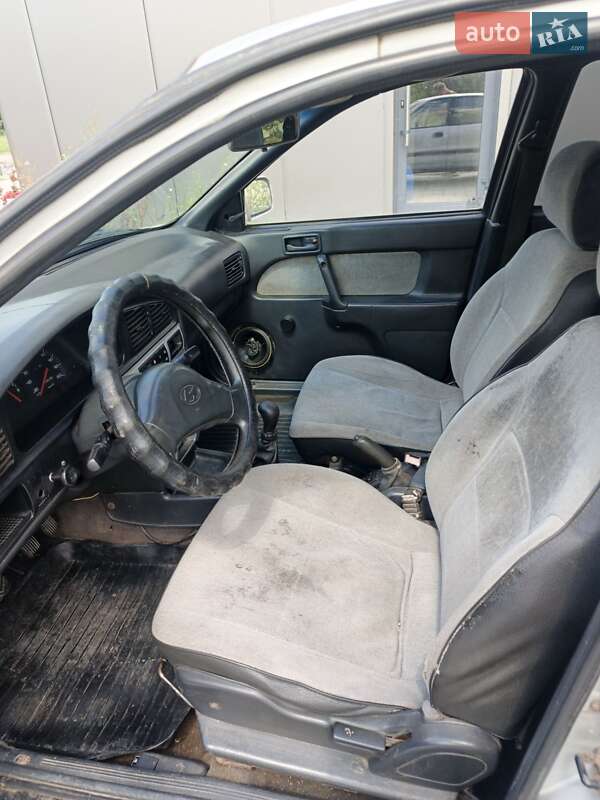 Седан Hyundai Lantra 1993 в Хмельницькому