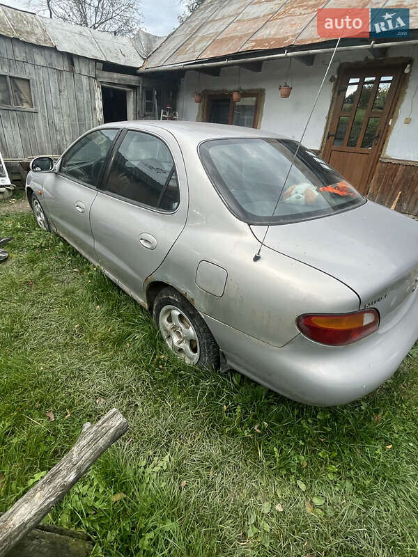 Седан Hyundai Lantra 1997 в Чернівцях