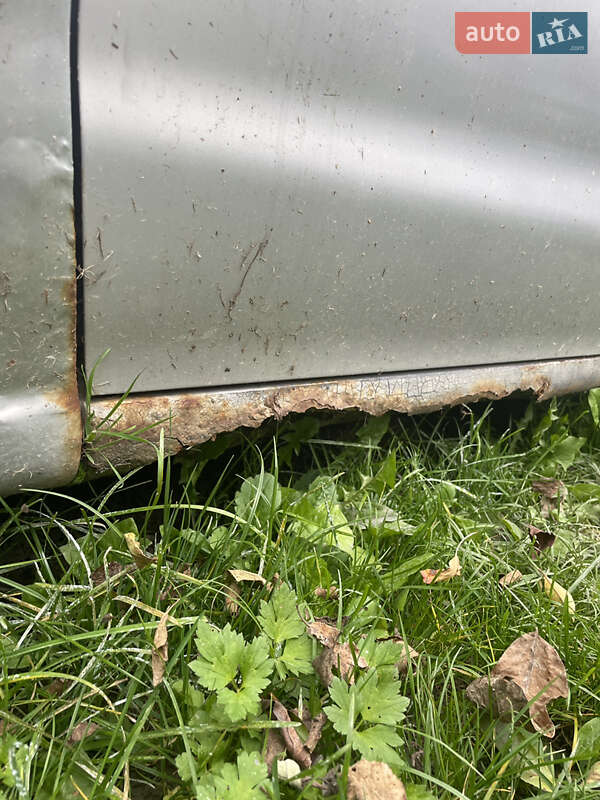 Седан Hyundai Lantra 1997 в Чернівцях