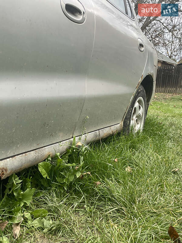 Седан Hyundai Lantra 1997 в Чернівцях