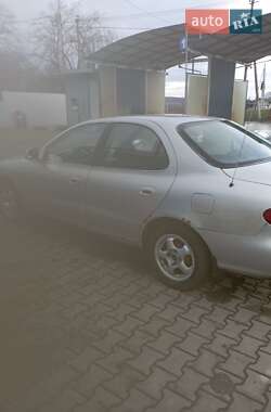 Седан Hyundai Lantra 1998 в Сторожинці