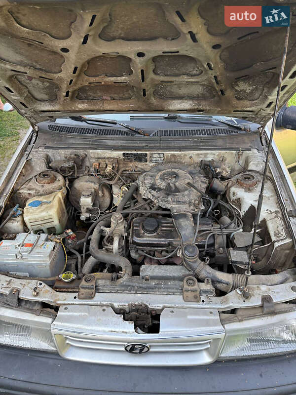 Седан Hyundai Pony 1992 в Львові