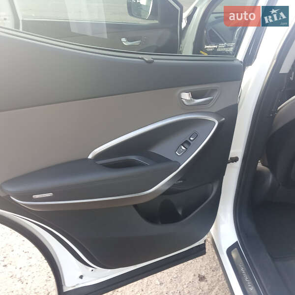 Позашляховик / Кросовер Hyundai Santa FE 2016 в Мені