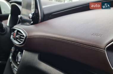 Внедорожник / Кроссовер Hyundai Santa FE 2019 в 
