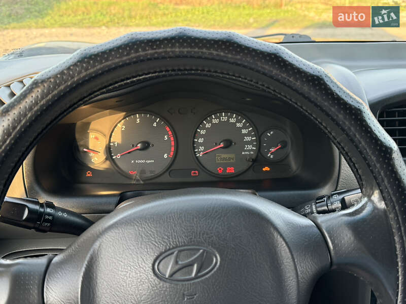 Позашляховик / Кросовер Hyundai Santa FE 2004 в 