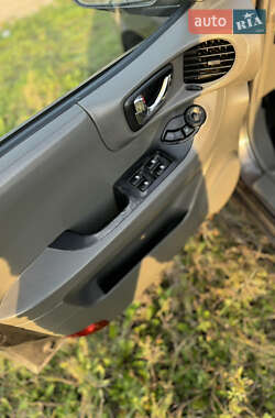 Позашляховик / Кросовер Hyundai Santa FE 2004 в 