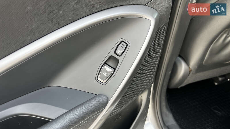 Позашляховик / Кросовер Hyundai Santa FE 2012 в Луцьку