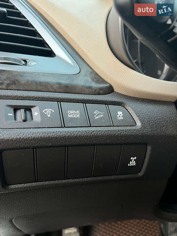 Внедорожник / Кроссовер Hyundai Santa FE 2016 в Борщеве