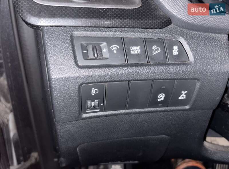 Внедорожник / Кроссовер Hyundai Santa FE 2016 в Киеве