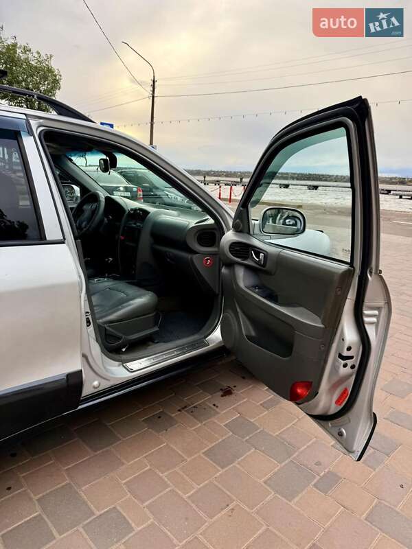 Позашляховик / Кросовер Hyundai Santa FE 2004 в Миколаєві
