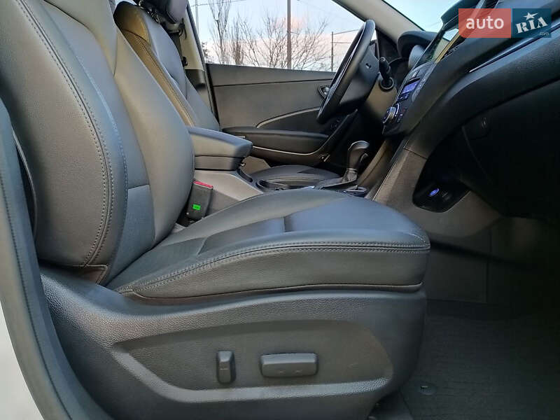 Внедорожник / Кроссовер Hyundai Santa FE 2016 в Киеве