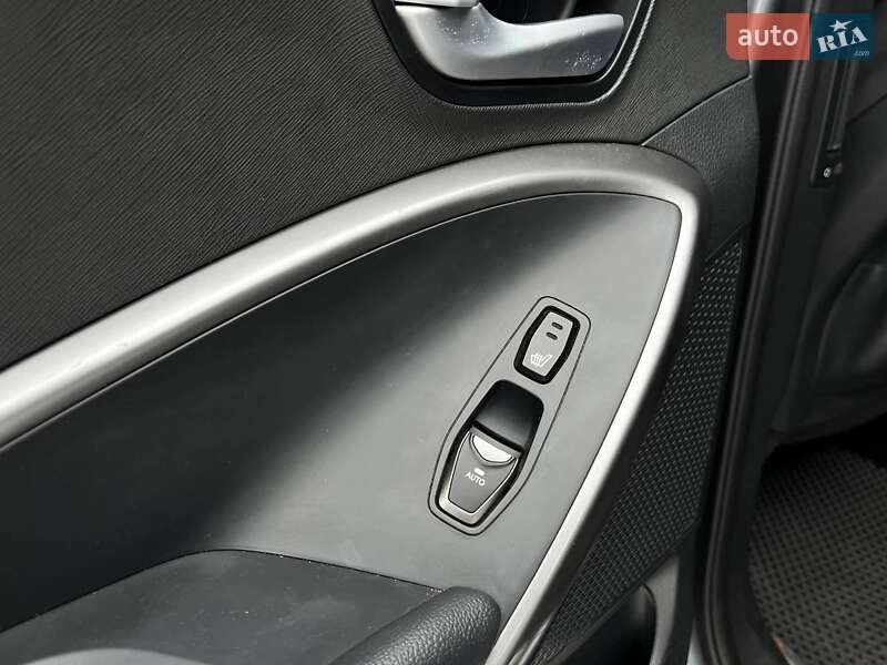 Внедорожник / Кроссовер Hyundai Santa FE 2017 в Киеве