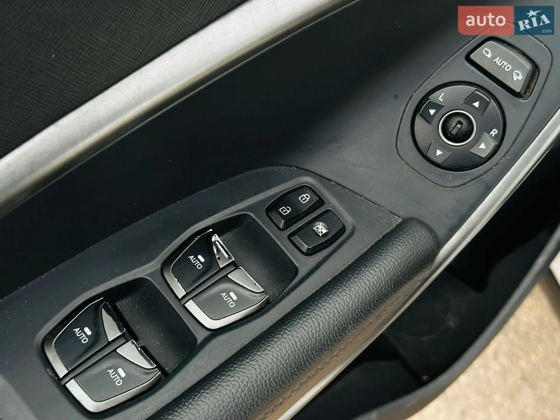 2017 Hyundai Santa Fe - мініатюра 26