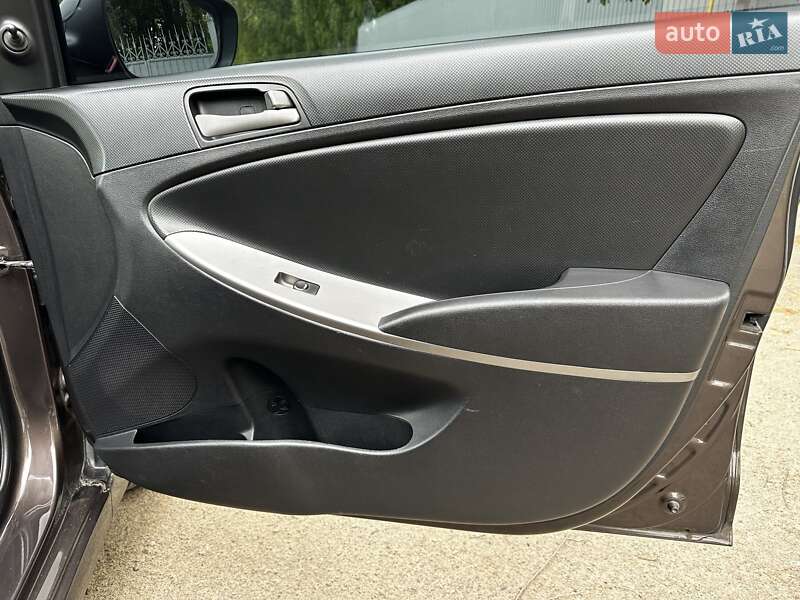 Седан Hyundai Solaris 2016 в Бобровице