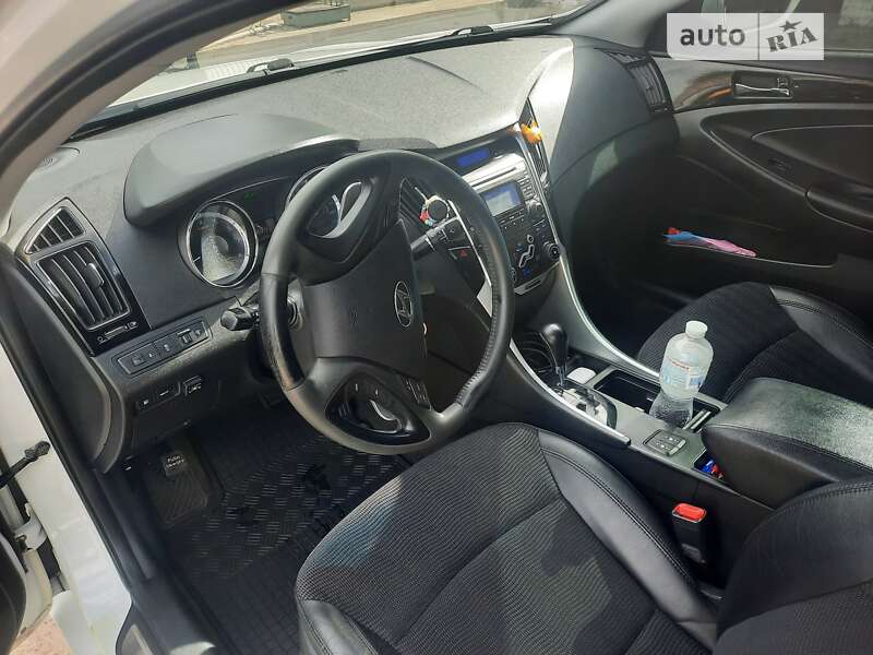 Седан Hyundai Sonata 2012 в Лебедине