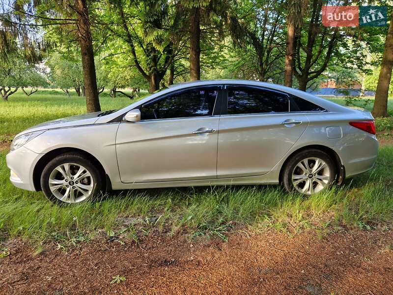 Седан Hyundai Sonata 2010 в Ромнах