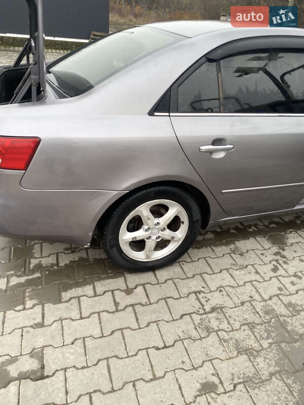 Седан Hyundai Sonata 2006 в Хотине