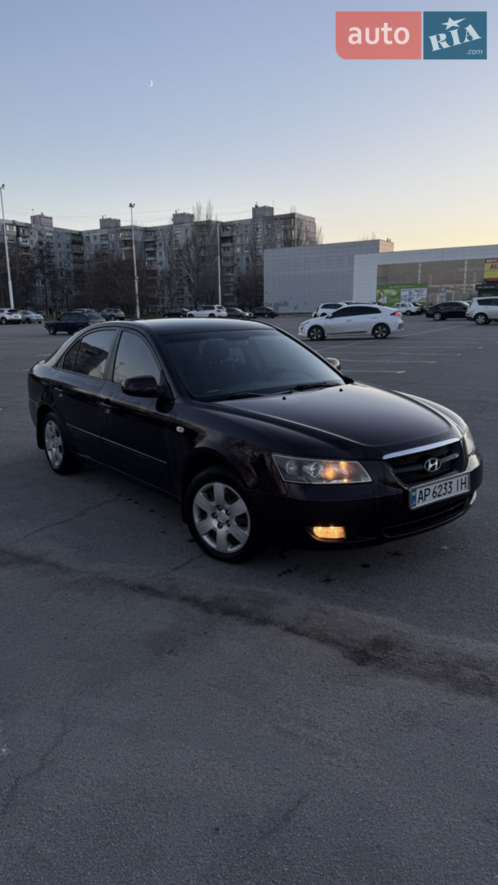 Продається гарний сімейний седан, легендарна "Соната" п'ятого покоління (NF), відома своєю надійністю, просторим салоном та недорогим обслуговуванням. Ідеальний варіант для тих, хто шукає комфортний автомобіль для щоденного використання та далеких поїздок. 
 Надійна Механіка: Класичний 2.0-літровий атмосферний двигун у поєднанні з МКПП дає відмінну динаміку, забезпечує високу надійність і має кращий показник витрати пального (особливо актуально зараз).
 Комфорт Бізнес-Класу: Дуже просторий салон, великий багажник та м'яка, "валка" підвіска, яка ідеально підходить для наших доріг.
Якщо по за зоною дзвонiть на телеграм 