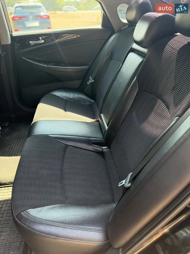 2010 Hyundai Sonata - мініатюра 11