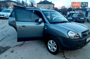 Внедорожник / Кроссовер Hyundai Tucson 2011 в 