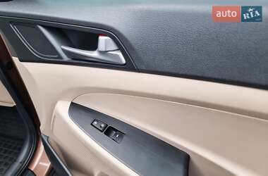 Внедорожник / Кроссовер Hyundai Tucson 2015 в 
