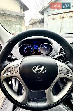 Внедорожник / Кроссовер Hyundai Tucson 2011 в 