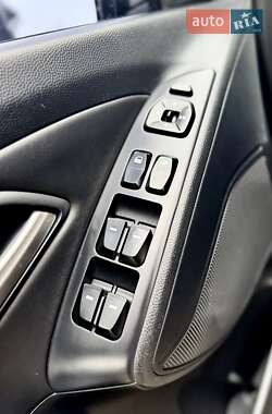 Внедорожник / Кроссовер Hyundai Tucson 2011 в 