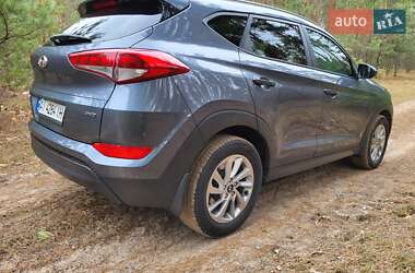 Внедорожник / Кроссовер Hyundai Tucson 2015 в 