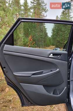 Внедорожник / Кроссовер Hyundai Tucson 2015 в 