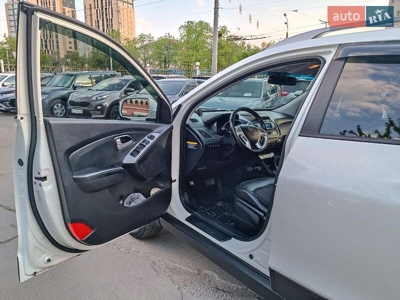 Внедорожник / Кроссовер Hyundai Tucson 2010 в Харькове