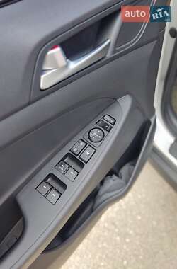 Внедорожник / Кроссовер Hyundai Tucson 2015 в 