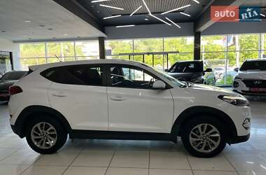 Внедорожник / Кроссовер Hyundai Tucson 2016 в 