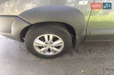 Внедорожник / Кроссовер Hyundai Tucson 2011 в 