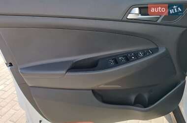 Внедорожник / Кроссовер Hyundai Tucson 2015 в 