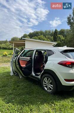 Внедорожник / Кроссовер Hyundai Tucson 2016 в Сваляве