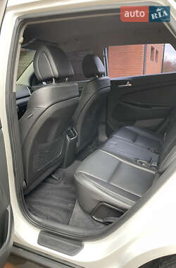 Внедорожник / Кроссовер Hyundai Tucson 2016 в 