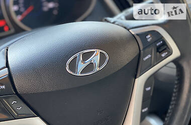 Хэтчбек Hyundai Veloster 2012 в 
