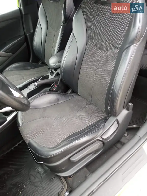 Hyundai Veloster 2011